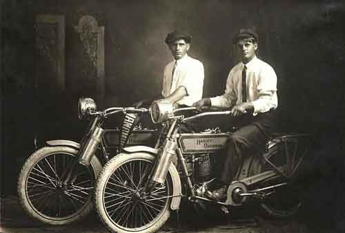 f42a43e9-kisah-sukses-harley-davidson-sang-motor-legendaris-02-finansialku